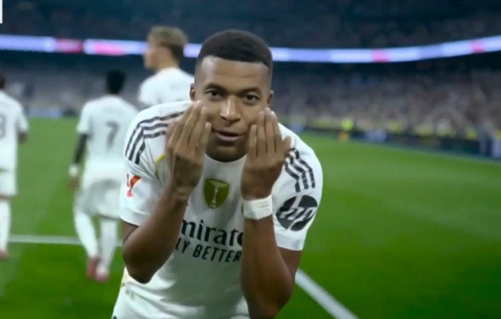 姆总何意？姆巴佩庆祝结束后朝镜头双手擦脸，新庆祝“擦泪”？