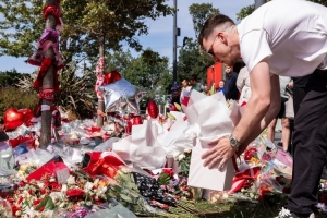 利物浦社媒：手捧鲜花，罗伯逊前往安菲尔德球场悼念若塔兄弟♥️